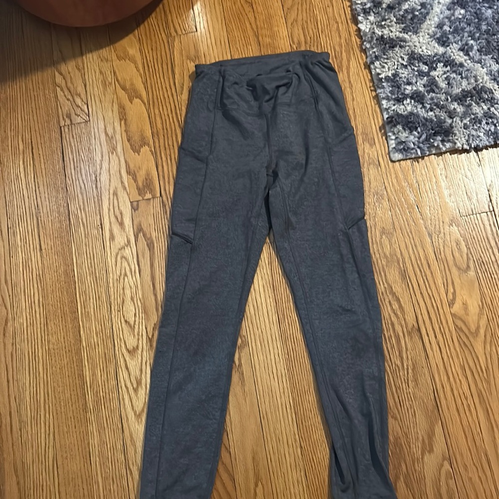 Super cute grey lululemon leggings with pockets! Size 4